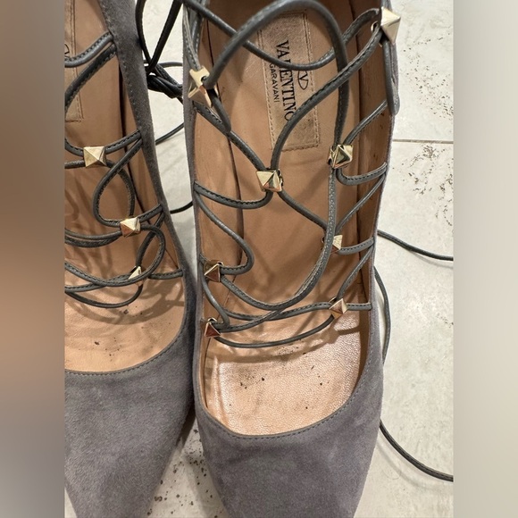 J4. Valentino Rock Stud Gray Suede Lace Up High Heel Pumps Pointed Toe - Picture 7 of 8